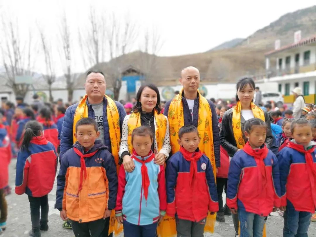 “爱在甘孜，阳光助学”中冠集团董事长蒲顺红一行再赴甘孜州德格县奉献爱心
